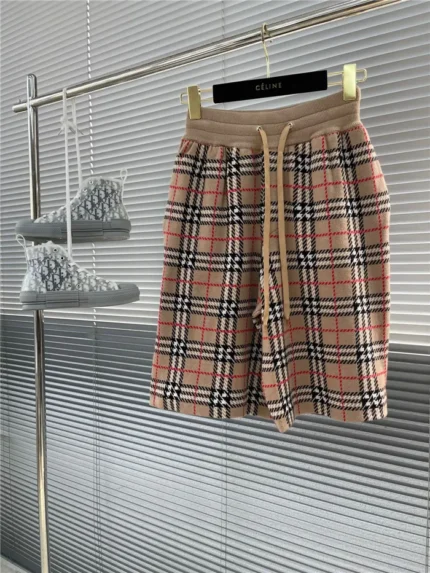 Burberry Men's Shorts Beige/Red